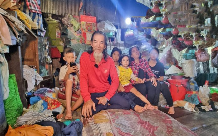 Người đàn ông 43 tuổi cưới vợ trẻ 19 tuổi vì lời trăng trối của mẹ già Ảnh 2