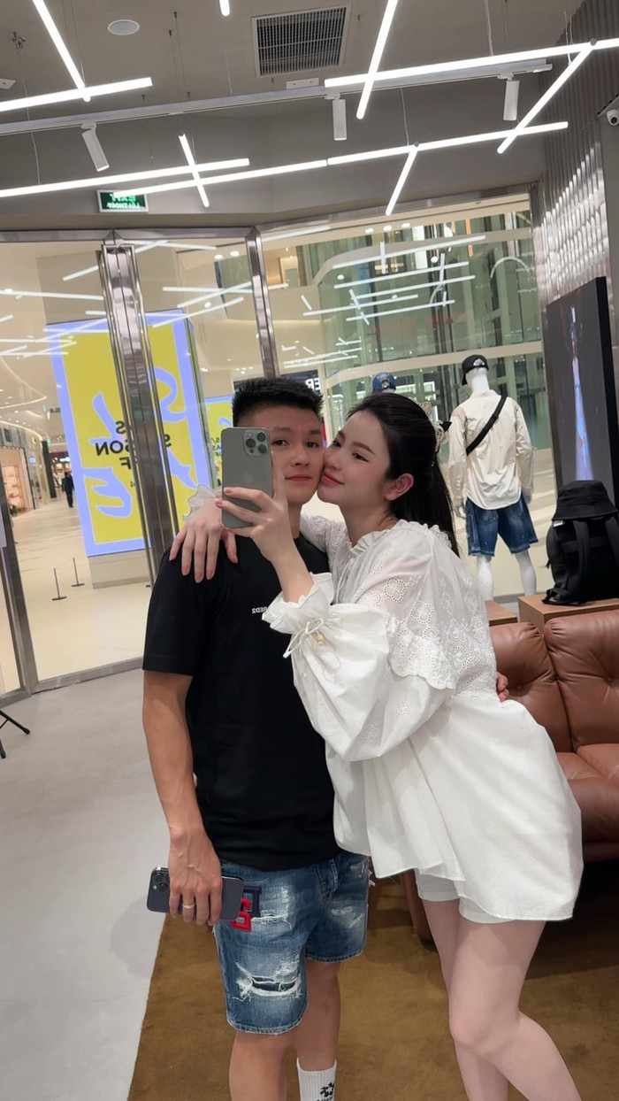 Quang Hải nuông chiều vợ ở những tháng cuối thai kỳ. Ảnh FBNV