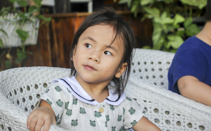 Bé gái liệt hai chân, không manh áo quần giữa trời giá rét 'dậy sóng' MXH giờ ra sao? Ảnh 2