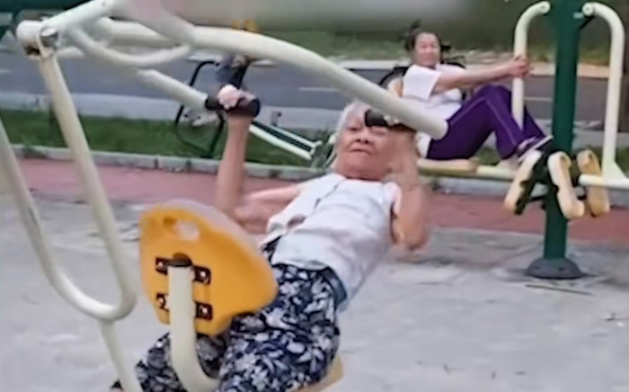 Về quê thăm bà ngoại U90, cháu trai rén ngang khi thấy ngoại U90 'luyện công' cực đỉnh Ảnh 2