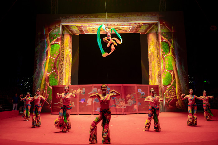 Show xiếc tháng 7 thu hút du khách đến Hòn Tre.