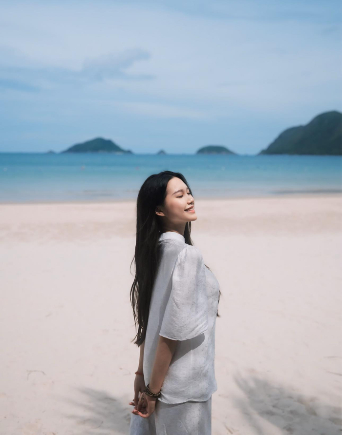 Vợ cầu thủ người Thái Bình mặc bộ cánh trắng cổ trụ, có đính hoa trước ngực đem lại cảm giác nền nã, thanh lịch. 