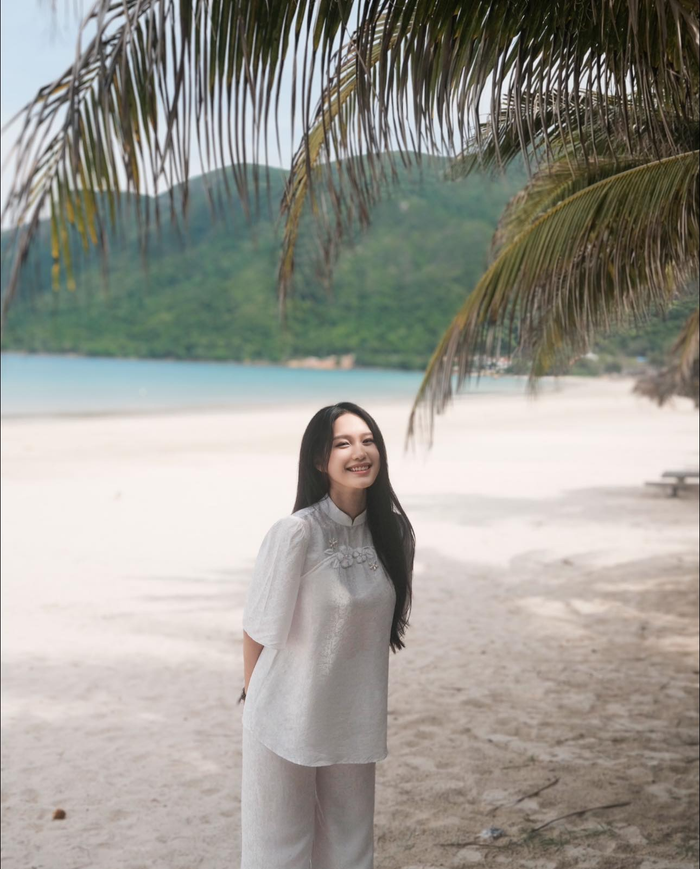 Mới đây, Doãn Hải My vừa đăng tải bộ ảnh đầu tiên sau khi hạ sinh con đầu lòng tên Lúa. Địa điểm nghỉ dưỡng của người đẹp là bãi biển xanh mướt. Đáng chú ý, bà xã Đoàn Văn Hậu không diện bikini như mọi khi mà lại chọn trang phục kín đáo. 