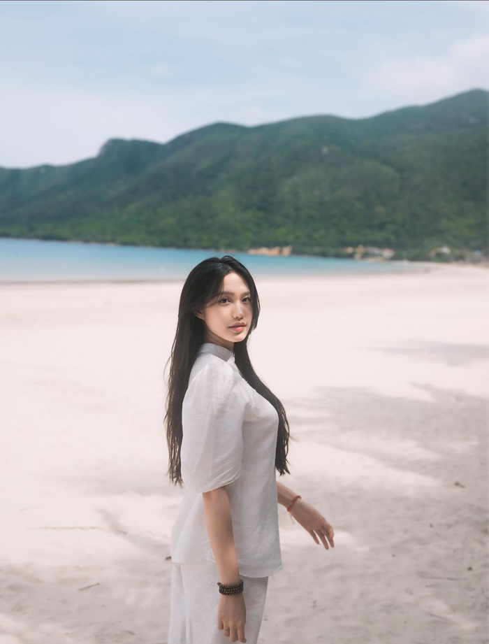 Nhiều người cho rằng có lẽ Doãn Hải My vẫn chưa hồi dáng như ban đầu nên cô không tự tin diện áo tắm hay trang phục hở như mọi khi. Nhìn tổng thể, bà xã Đoàn Văn Hậu không bị tăng cân quá mức hậu sinh con. Tay chân và gương mặt của người đẹp vẫn giữ được độ thon gọn đáng ngưỡng mộ. 