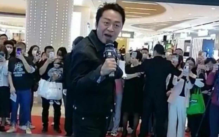 Nam nghệ sĩ nổi tiếng một thời giờ đi hát đám tiệc mưu sinh, cát-xê 1 tỷ đồng mới nhận lời Ảnh 2