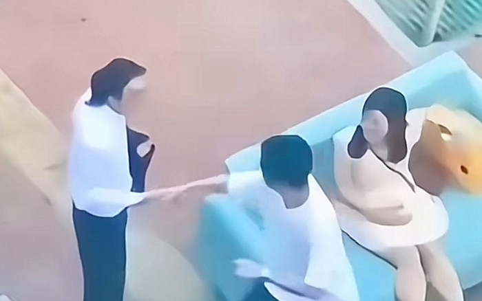 Chồng mê chơi game không để ý, vợ bầu gặp nguy hiểm và pha cứu nguy bất ngờ từ người đi đường Ảnh 2