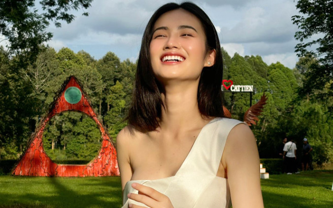 Hoa hậu Ý Nhi khoe vai trần hờ hững Ảnh 2