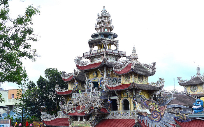 Ngôi chùa độc lạ được kết từ hàng triệu mảnh sành sứ tại Đà Lạt Ảnh 2