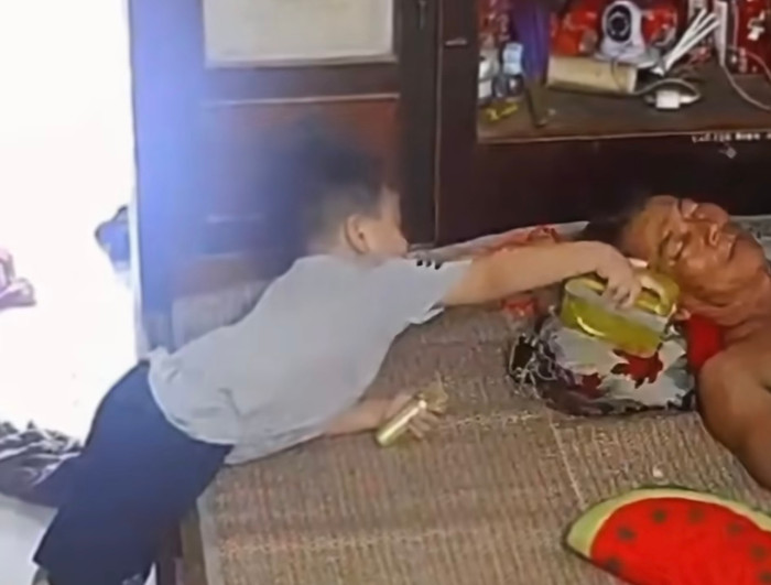 Thấy ông đang ngủ trưa, cháu trai trổ tài 'kiểm tra loa' và cái kết Ảnh 1