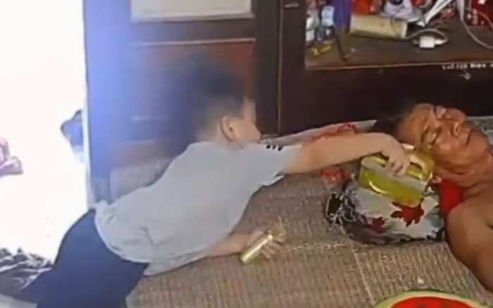 Thấy ông đang ngủ trưa, cháu trai trổ tài 'kiểm tra loa' và cái kết Ảnh 2