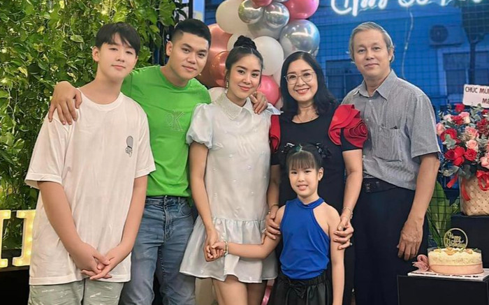 Lê Phương tổ chức sinh nhật cho mẹ ruột, vóc dáng quý tử tuổi 12 gây chú ý Ảnh 2