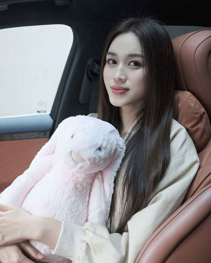 Theo lịch trình, sĩ tử cả nước sẽ bước vào kỳ thi tốt nghiệp trung học phổ thông vào hôm 27/6. Trước thềm ra sân thi đấu, Hoa hậu Đỗ Thị Hà đã gửi lời động viên tinh thần và tích cực “truyền vía” cho các em. Trên trang cá nhân, nàng hậu viết: “Ngày mai bé nào làm bài tốt thì có thưởng nha. Chúc các sĩ tử 2006 của tui luôn bình tĩnh, tự tin và chinh phục mọi thử thách”.  