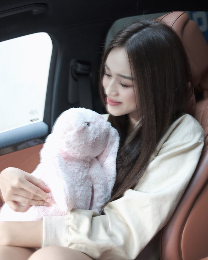 Bên dưới phần bình luận, Đỗ Thị Hà còn tâm lý nhắc khéo: “Mấy bé tối nay nhớ nghỉ ngơi sớm, chuẩn bị tinh thần thật thoải mái nha”. Được biết, môn thi đầu tiên Ngữ Văn sẽ diễn ra vào sáng 27/6 lúc 7 giờ 30 phút. Các sĩ tử cần có mặt trước phòng thi từ sớm để chuẩn bị.