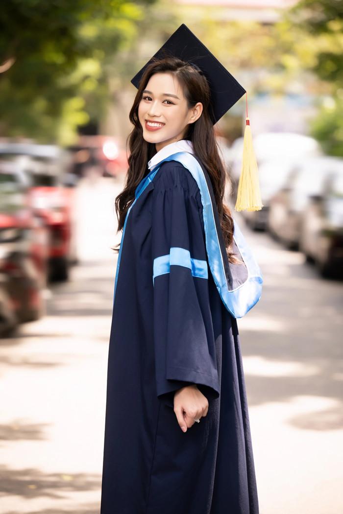 Chia sẻ về chương trình đại học, nàng hậu cho biết ngành học Pohe (Professional Oriented Higher Education) của mình có cơ hội đi thực tập nhiều hơn. Chương trình giáo dục định hướng nghề nghiệp - ứng dụng có khoảng 30% môn học bằng tiếng Anh. Kiến thức tích lũy không chỉ qua sách vở mà thầy cô còn tạo môi trường giúp sinh viên ứng dụng vào thực tiễn. 