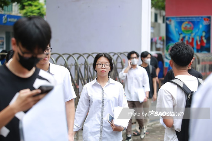 Các thí sinh có mặt tại điểm thi từ sớm ở môn thi đầu tiên