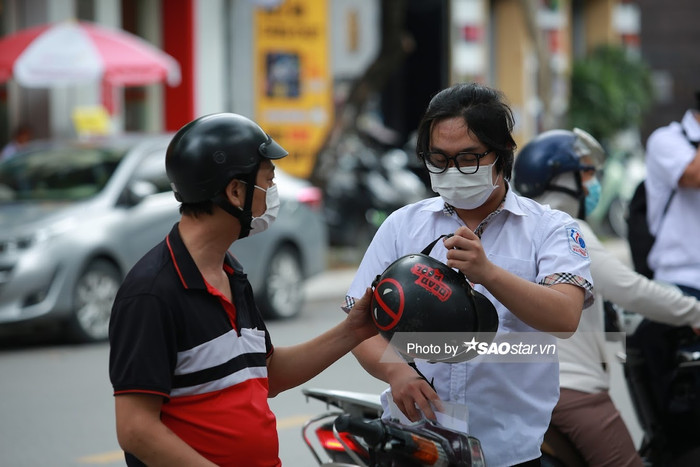 Các thí sinh được phụ huynh đưa đến điểm thi