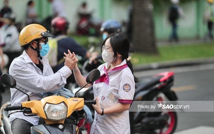 Phụ huynh tất tả đưa đón, nán lại cổng trường hàng giờ đợi con rời điểm thi Ảnh 2