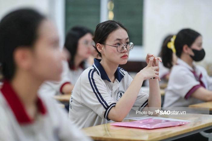 Sáng nay (27/6), hơn 1 triệu thí sinh làm bài thi Ngữ văn kỳ thi tốt nghiệp THPT 2024. Đây là kỳ thi cực kỳ quan trọng, do đó, không chỉ các thí sinh gặp áp lực mà các phụ huynh cũng hồi hộp, lo âu không kém.
