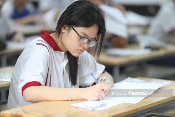 Có lẽ, thời điểm các thí sinh vào phòng thi làm bài, phụ huynh đứng bên ngoài cũng nóng lòng đợi chờ