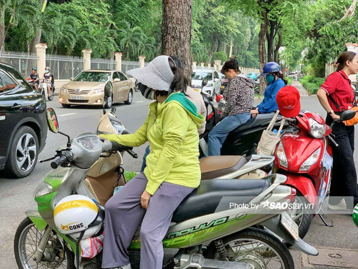 Chị Ngô Minh Anh (Quận 3) tâm sự: 'Trước ngày thi, hai mẹ con rất lo lắng, vì thế, tôi luôn muốn đồng hành cùng con. Để con gái có thời gian nghỉ ngơi, tôi đã chủ động ủi đồ, chuẩn bị đồ dùng cơ bản, vật dụng kỹ càng. Lúc con gái bước vào cổng trường, tôi rất lo lắng. Nhiều đêm dài thức ôn bài cùng, tôi thấy được sự cố gắng và vất vả của con và mong con sẽ đạt được một kết quả tốt”