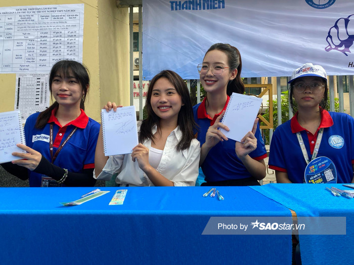 Ca sĩ Phương Mỹ Chi và Hoa hậu Bảo Ngọc có mặt tại điểm thi để cổ vũ, động viên tinh thần các sĩ tử