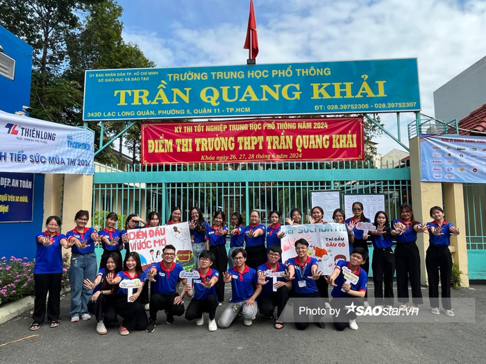 Sự có mặt của đội sinh viên tình nguyện góp phần làm nên thành công cho Kỳ thi quan trọng