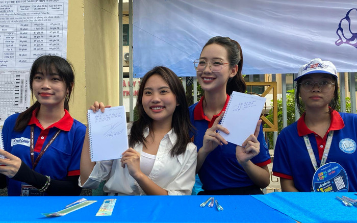 Ca sĩ Phương Mỹ Chi và Hoa hậu Bảo Ngọc tiếp sức mùa thi cho các sĩ tử 2K6 Ảnh 2