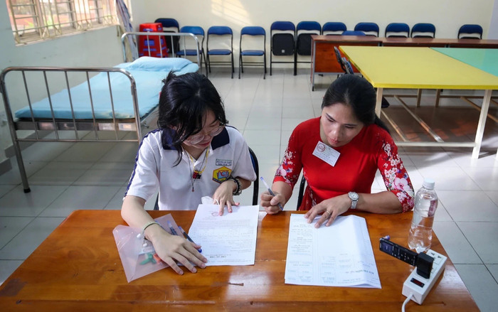 Thi tốt nghiệp THPT: Có một thí sinh nằm viết bài môn Ngữ Văn Ảnh 2