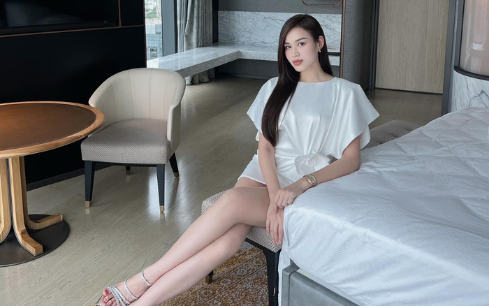 Đỗ Thị Hà diện đầm ngắn cũn, khoe cặp chân dài miên man Ảnh 2