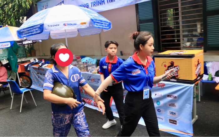 Chị L hốt hoảng tìm con, may mắn được TNV hỗ trợ nhiệt tình.