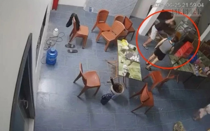 Diễn biến mới vụ bé 11 tuổi nghi bị mẹ đẻ và người tình bạo hành Ảnh 2