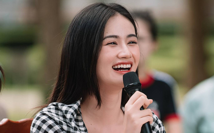 Hoa hậu Ý Nhi trổ tài nói tiếng Trung chuẩn hơn cả tiếng Anh Ảnh 2