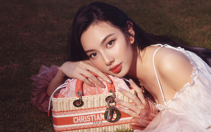 Hoa hậu Thùy Tiên hóa nàng thơ bên chiếc túi 160 triệu Ảnh 2
