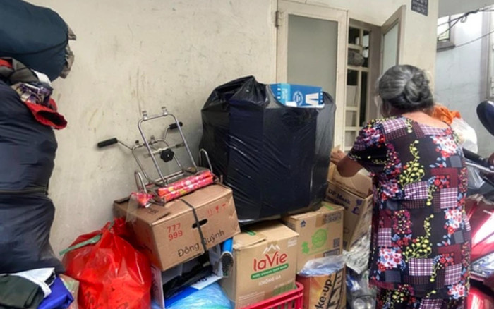 Cậu bé cất điện thoại giúp chủ tiệm bánh tiêu: Lớn lên từ mảnh ve chai, sống cùng ngoại từ bé Ảnh 2