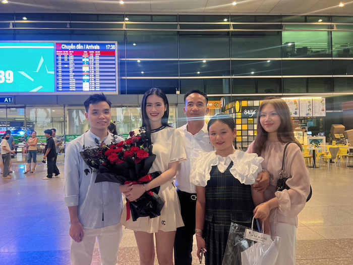 Gia đình đón Hoa hậu Ý Nhi về nước sau 8 tháng du học Úc