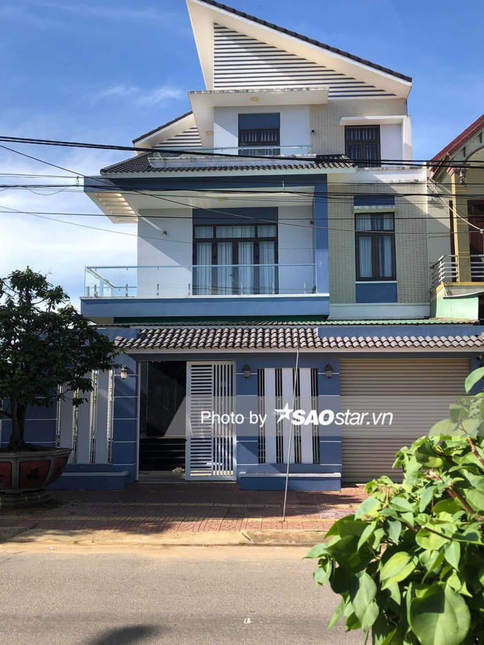 Trước cửa nhà có một chậu cây cảnh to