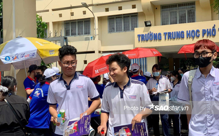 Kết thúc môn thi thứ 3 tốt nghiệp THPT 2024: Thí sinh thấy nhẹ nhõm và thoải mái Ảnh 2