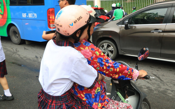 Xúc động bà ngoại 70 tuổi không biết chữ, vượt chục cây số chở cháu gái đi thi suốt nhiều năm Ảnh 2