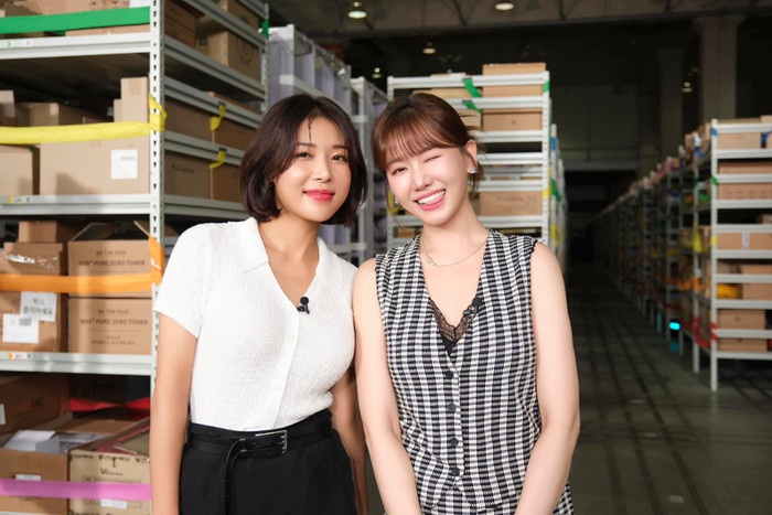 Trong chuyến công tác vừa qua tại Hàn Quốc cùng nữ thần tượng Hàn Quốc Gen 2 Yubin (Wonder Girls), Hari đã tự tin khoe nụ cười tỏa nắng.