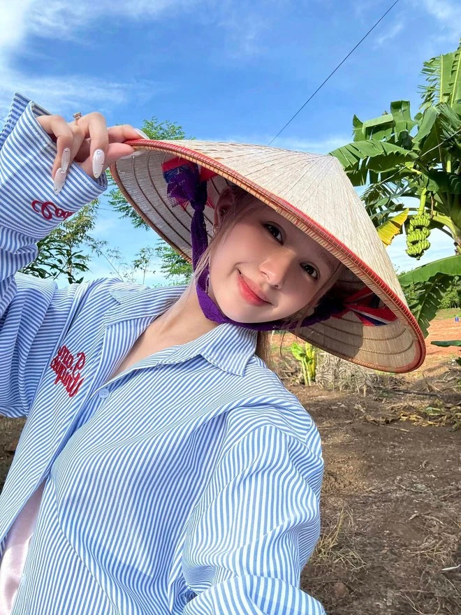 Xoài Non thoải mái chia sẻ những khoảnh khắc đơn giản của cuộc sống hàng ngày khi ở quê.