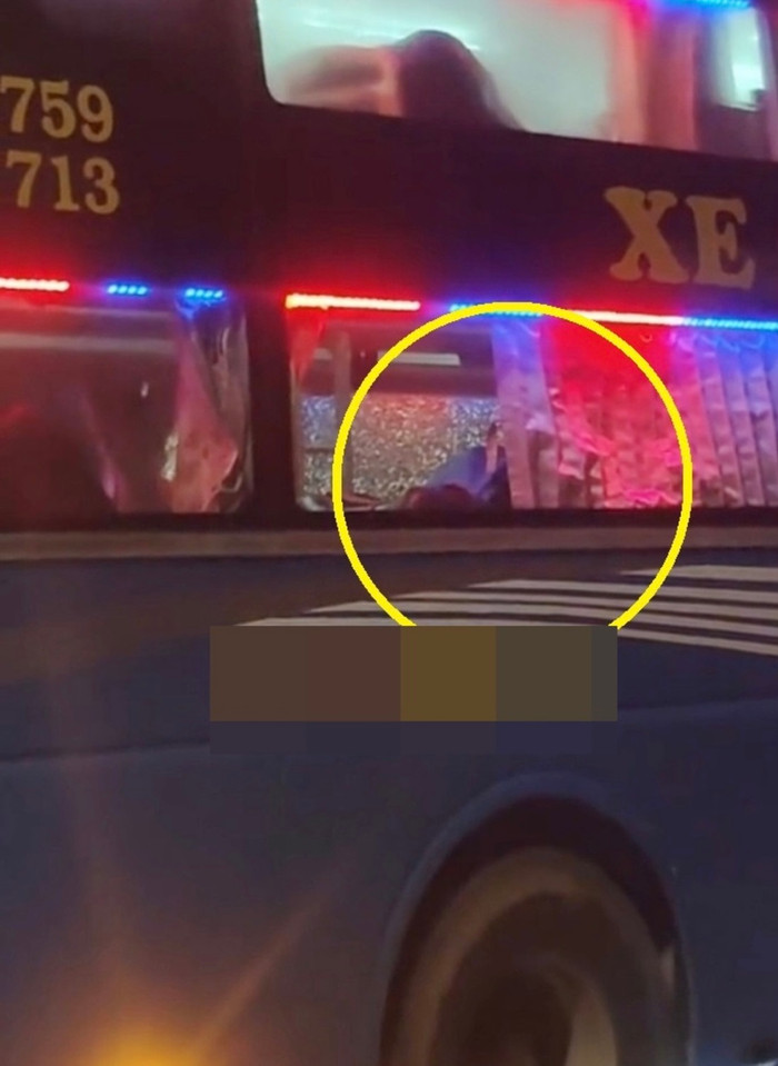Một xe khách bị bắn vỡ kính lúc gần khuya.