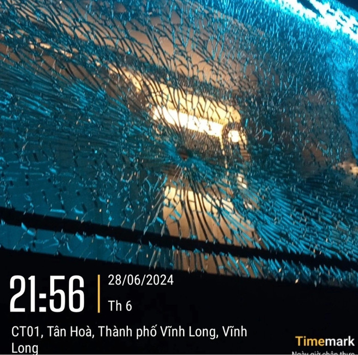 Xe khách được cho là bị bắn vỡ kính khi di chuyển trên cao tốc Mỹ Thuận - Cần Thơ.