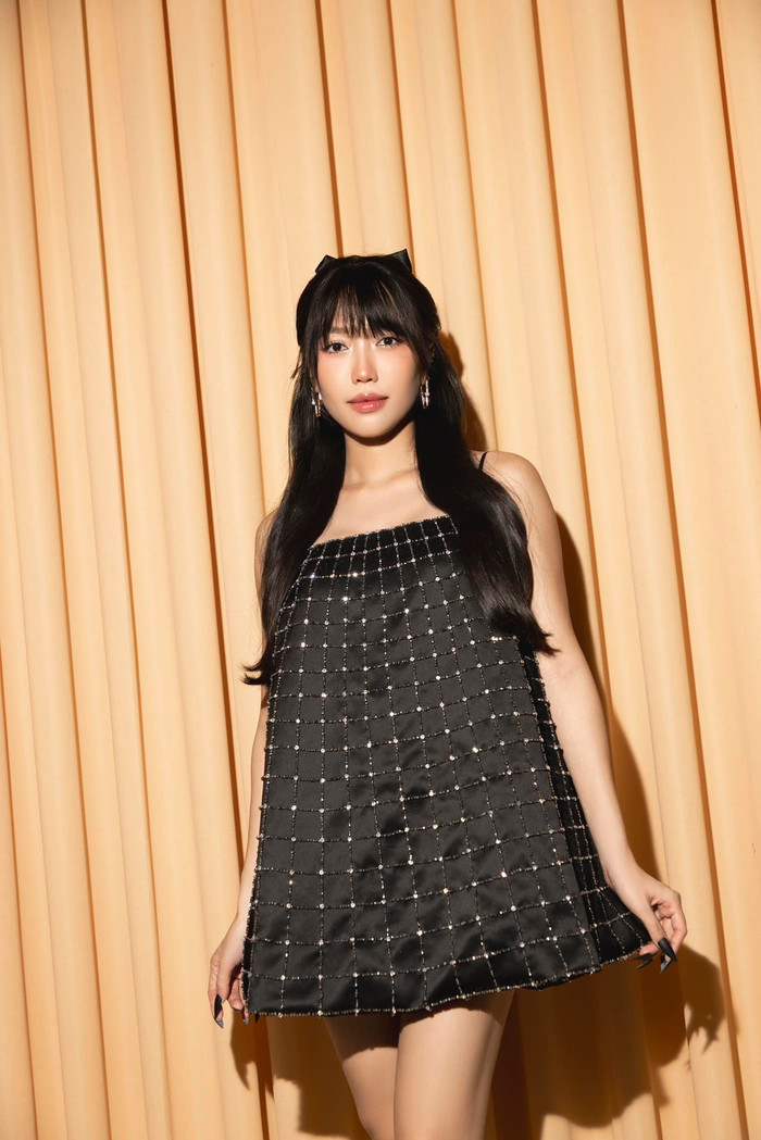 Gần đây, việc tiếp tục lăng xê váy vóc rộng rãi che vòng hai làm một lần nữa nghi vấn mang thai của Diệu Nhi được đem ra bàn tán.