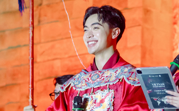 Nam vương người Mỹ gốc Việt gây chú ý tại sàn diễn thời trang, danh tính chẳng đâu xa lạ! Ảnh 2