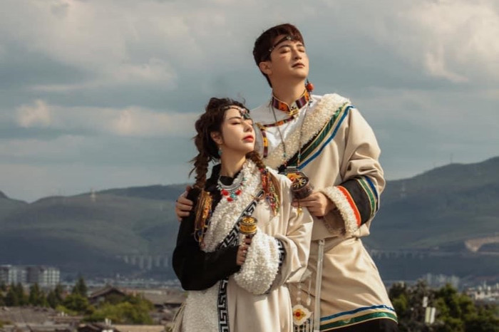 Huỳnh Anh và Bạch Lan Phương gặp không ít khó khăn, thử thách trong thời gian hẹn hò. Cặp đôi lựa chọn im lặng, cùng nhau vượt qua tất cả rào cản để tiến đến cuộc sống hôn nhân. Ảnh: FBNV