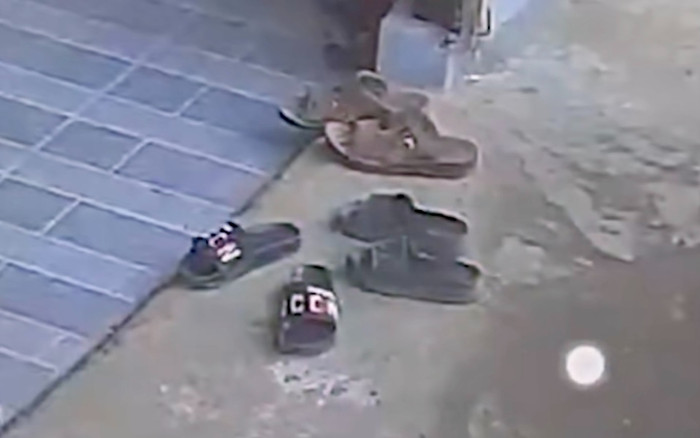 Ra sân không thấy đôi dép của con, ông bố check camera thì phát hiện bí mật bất ngờ Ảnh 2