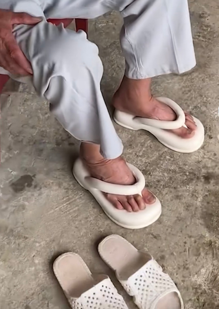 Đôi dép khiến ông cụ cảm thấy thích thú.