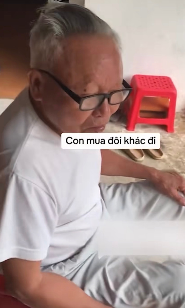 Khẳng định chắc nịch với con gái: 'Con mua đôi khác đi'.