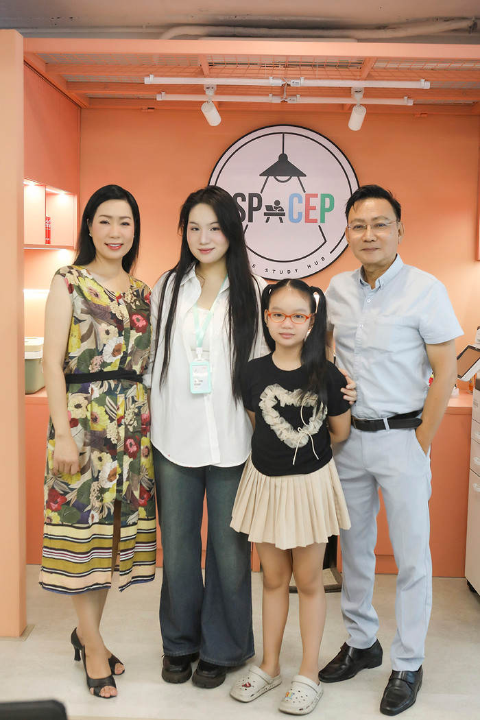 NSND Trịnh Kim Chi và ông xã đến chúc mừng con gái lớn trong ngày đặc biệt.