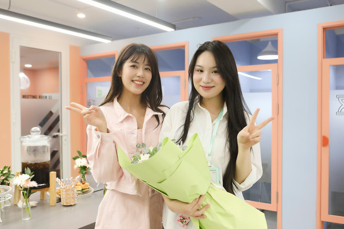 Ca sĩ PiaLinh cũng có mặt để chúc mừng Khánh Ngân.